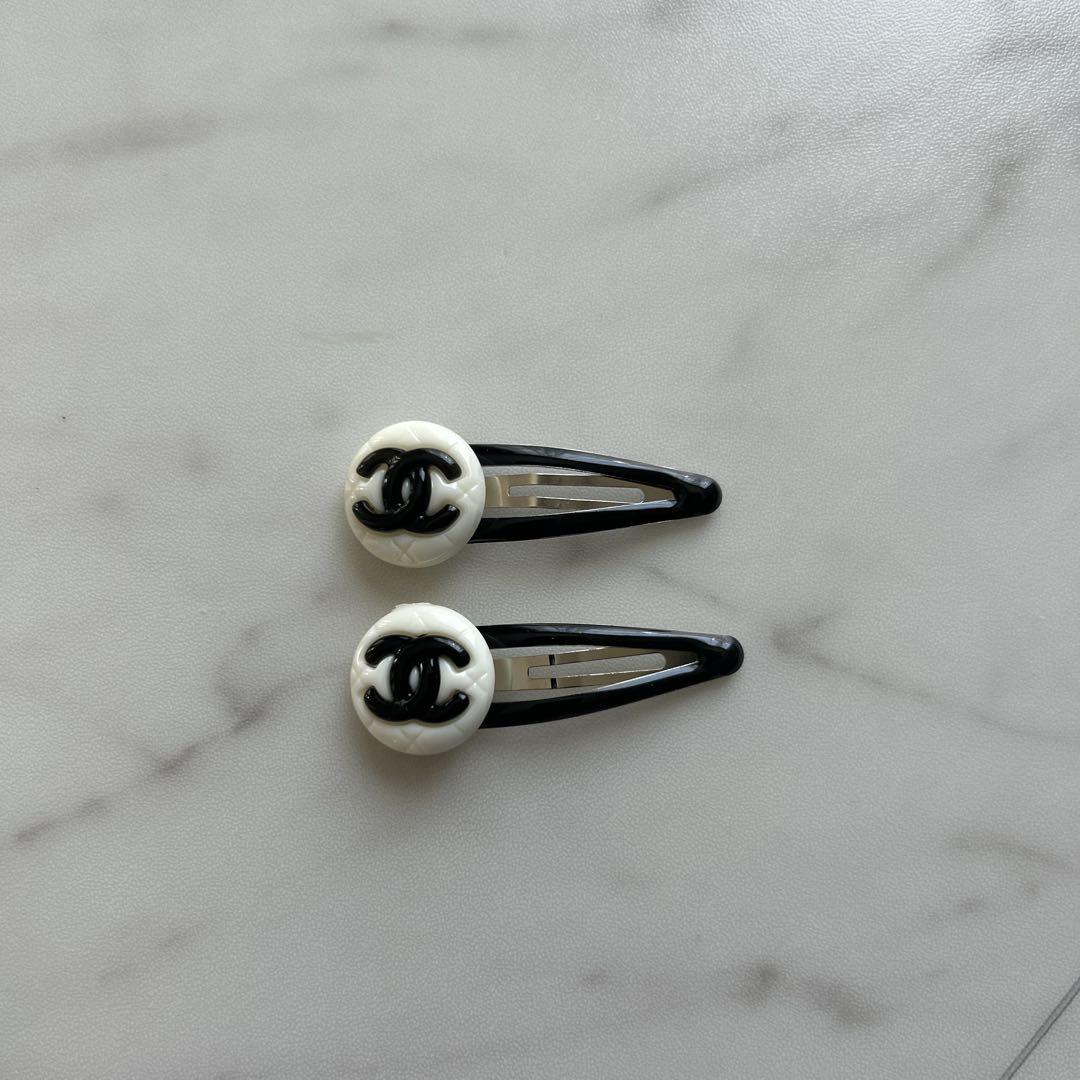 CHANEL ロゴ入りヘアピン ヘアクリップ2個セット CHANEL ロゴ入りヘアピン ヘアクリップ2個セット