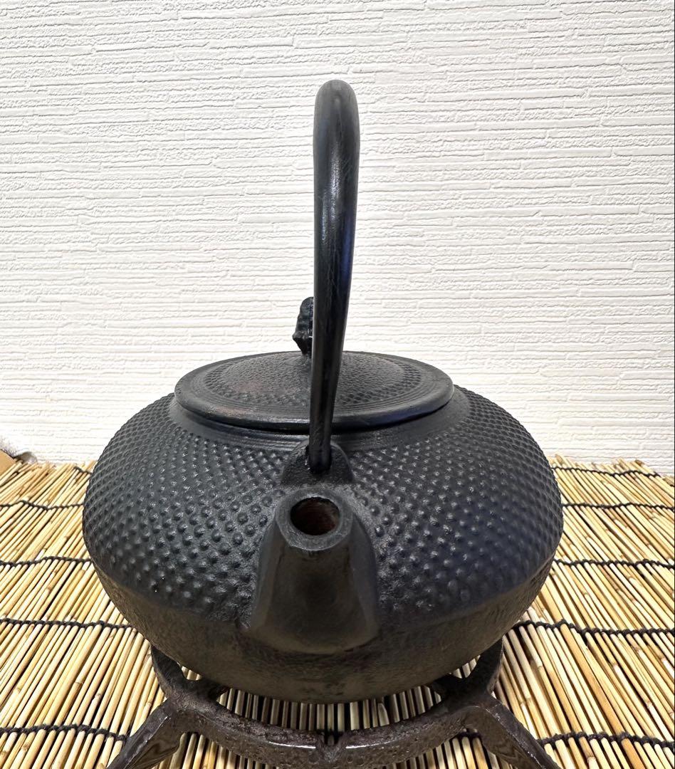 ＵＳＥＤ、良品　南部鋳吉造　１３型アラレ　南部鉄瓶　南部鉄器　調理器具　鉄瓶