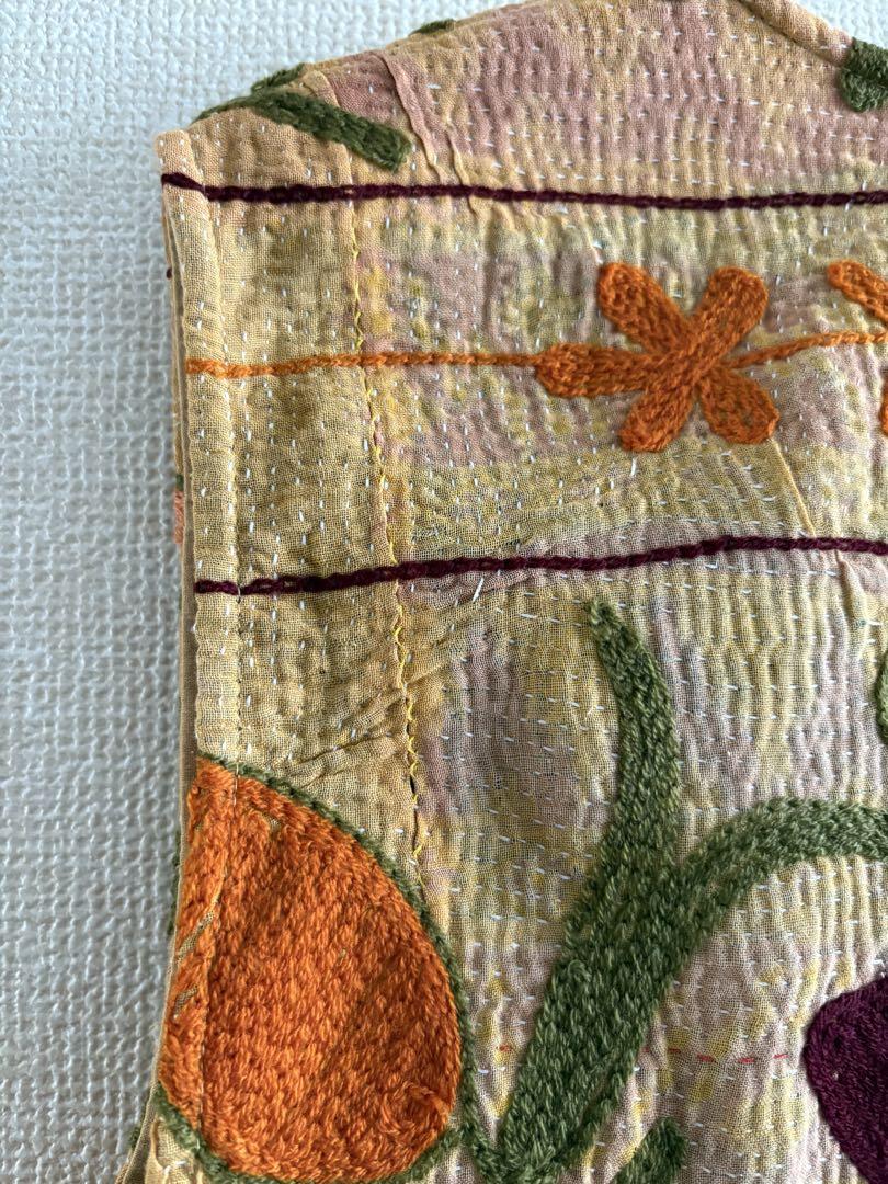 スザニ刺繍ベスト　スザニ刺繍　スザニ　カンタキルト　インド　一点もの スザニ刺繍ベスト スザニ刺繍 スザニ カンタキルト インド 一点