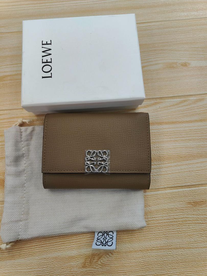 新品 LOEWE ロエベ レザー スモール 三つ折り財布