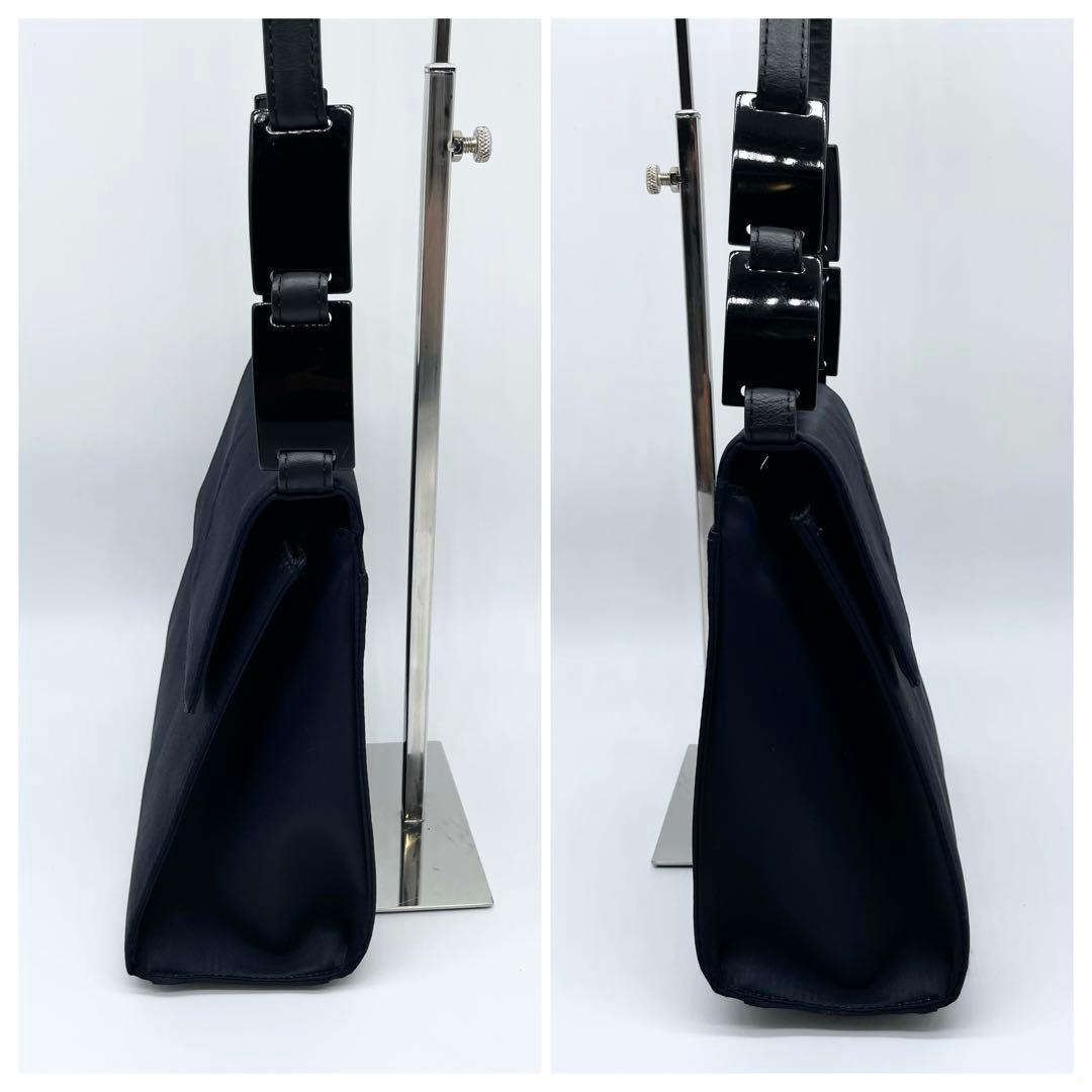 【美品】イヴ・サンローラン YSL ロゴ型押し ショルダーバッグ 濃紺 美品】イヴ・サンローラン YSL ロゴ型押し ショルダーバッグ 濃紺