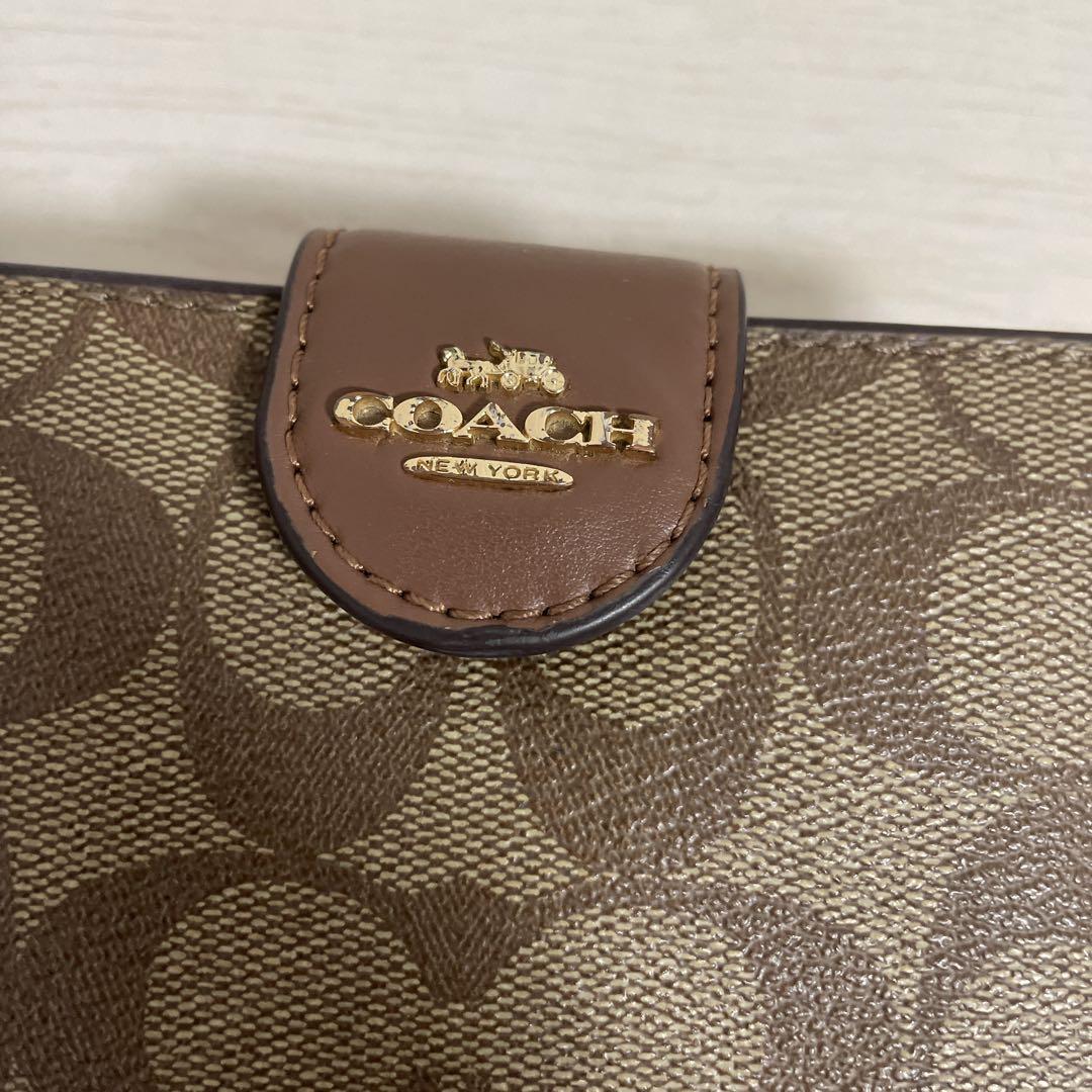 新品☆COACH(コーチ)折り財布　ベージュ　シグネチャー レザー coach コーチ 二つ折り財布 シグネチャー ベージュ レザー ミニ