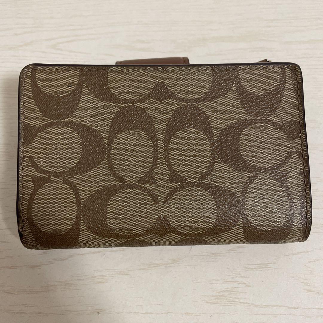 新品☆COACH(コーチ)折り財布　ベージュ　シグネチャー レザー coach コーチ 二つ折り財布 シグネチャー ベージュ レザー ミニ