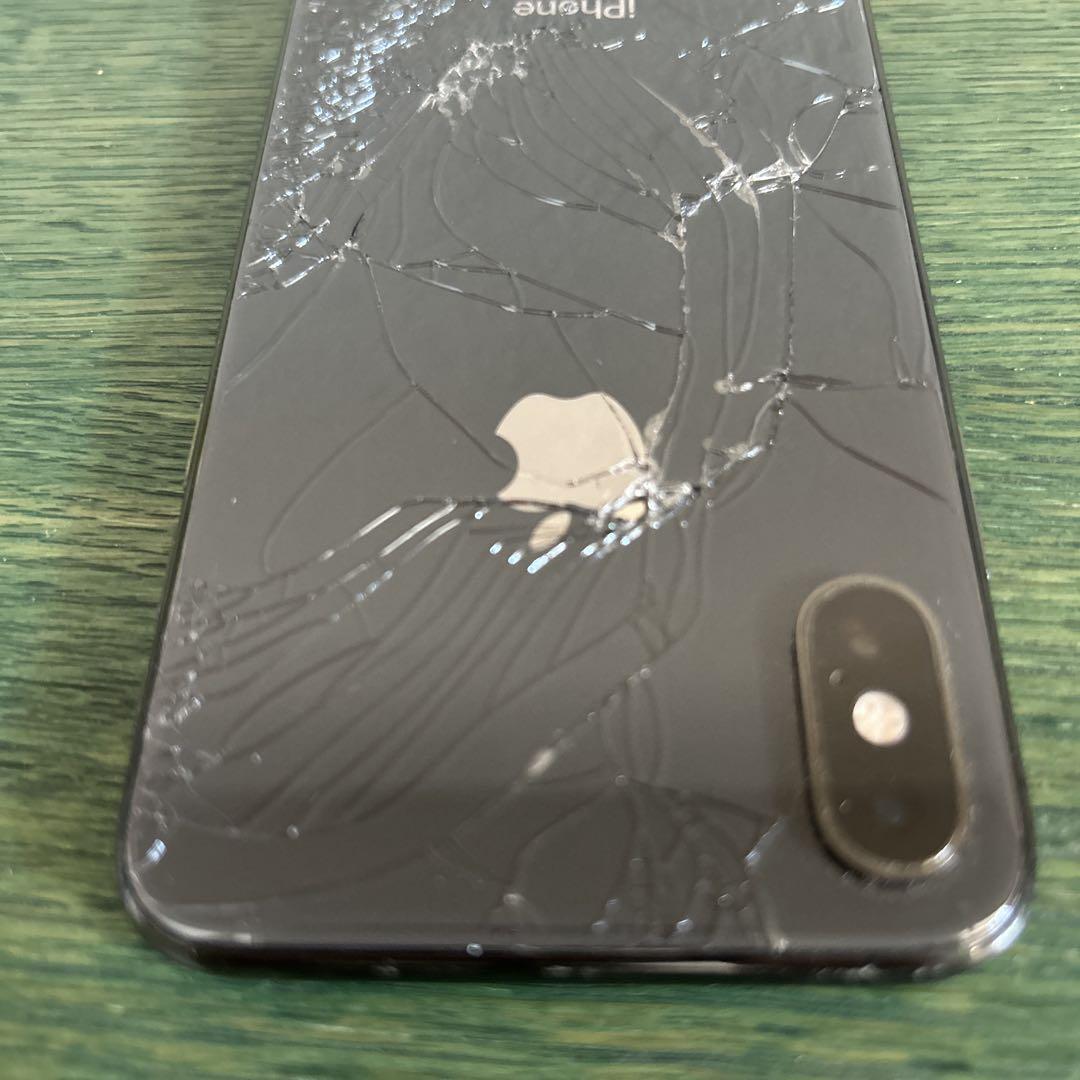 iPhone8の背面割れ修理でカラーをブラックからレッドに変更して
