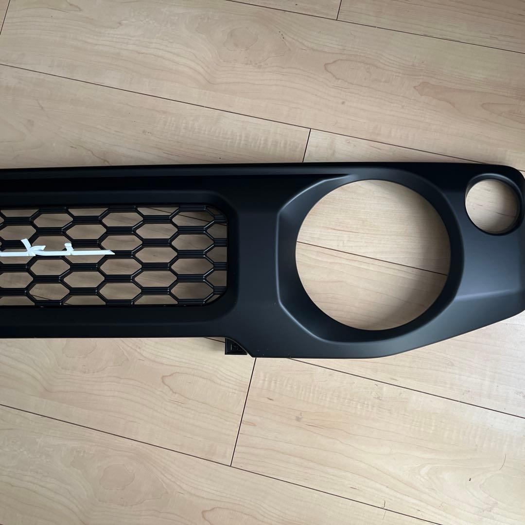 ジムニー JB64W JB/JC74W フロントグリル 筆記体ホワイトエンブレム