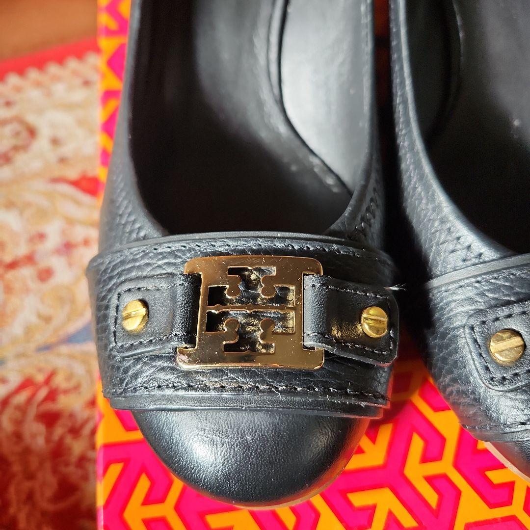 【美品激安】定番Tory Burch 黒パンプス ゴールド8Mサイズ(25cm)