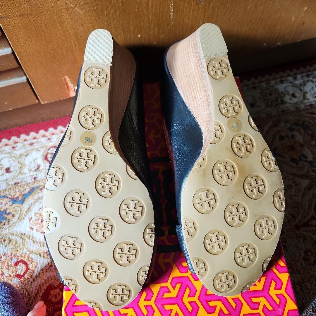 【美品激安】定番Tory Burch 黒パンプス ゴールド8Mサイズ(25cm)