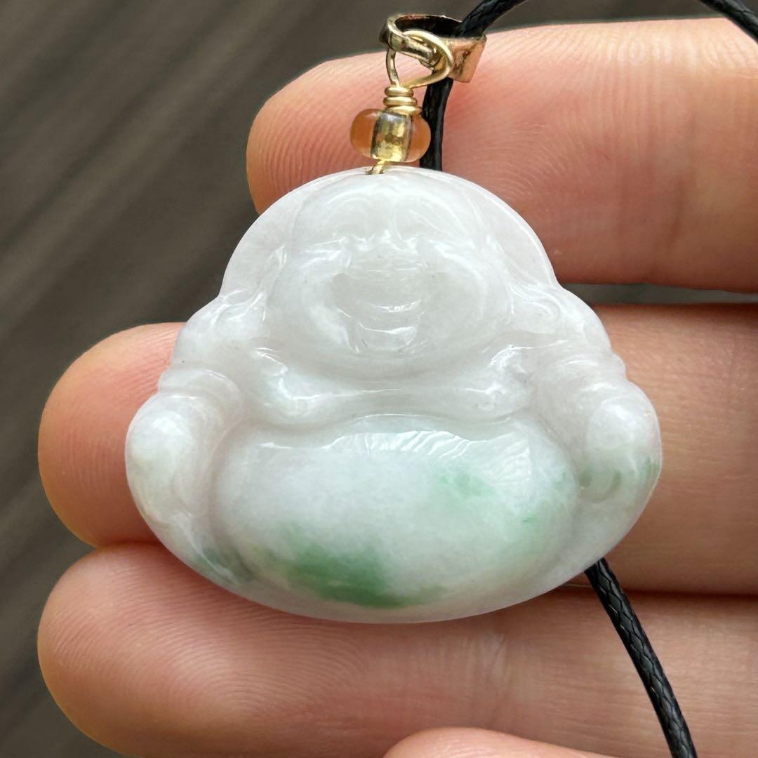 本翡翠ペンダント 布袋様 ミャンマー産 お買い得 草緑 - メルカリ
