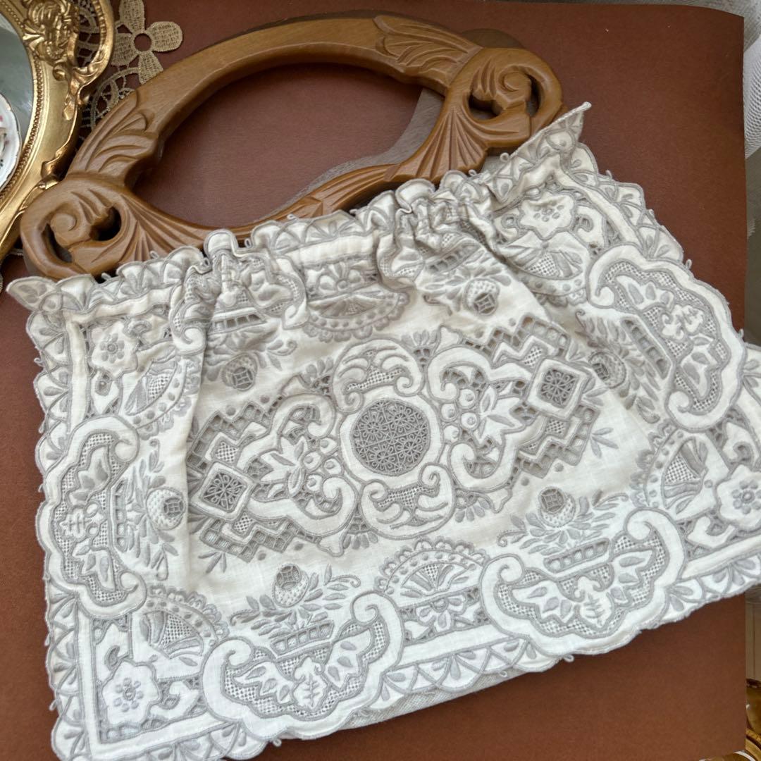 刺繍デザインのキナリ布地グラニーバッグ木製ハンドル付き