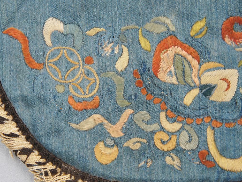 繍】 ☆ 民俗 藍地福在眼前紋荷包 ☆ 清朝期 寿桃 金銭 刺繍文様