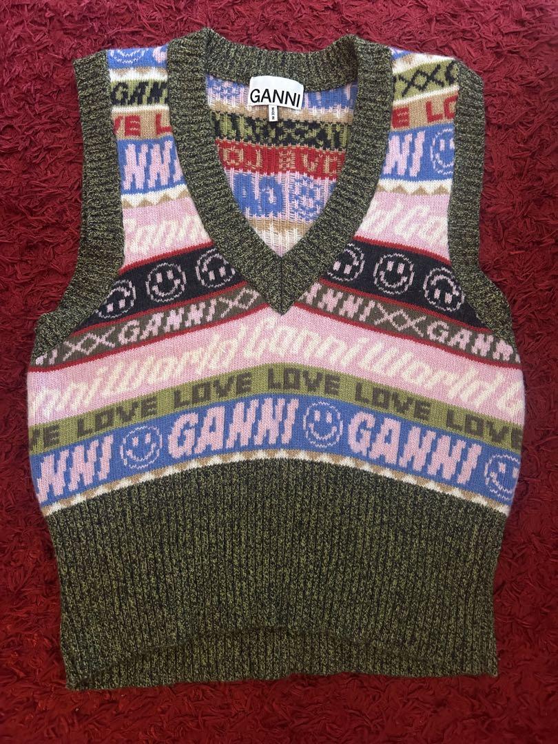 中町綾さん着用 GANNI グラフィックニットベストトップ