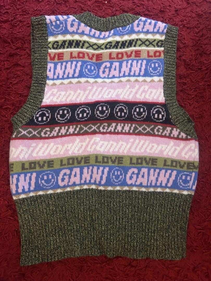 中町綾さん着用 GANNI グラフィックニットベストトップ