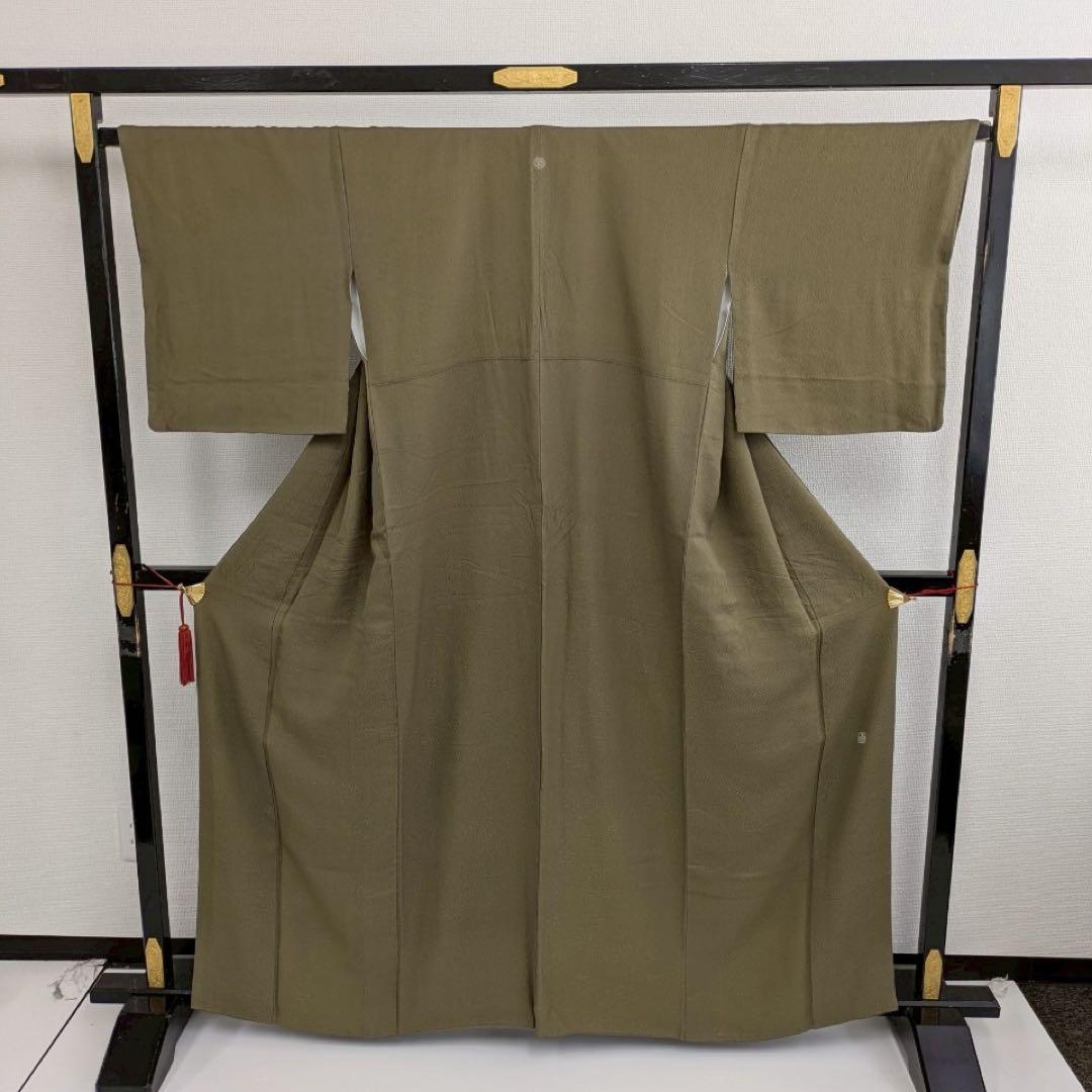 百貫達雄 裄65 一つ紋 地模様 色味の良い 色無地 着物 正絹 T-7382