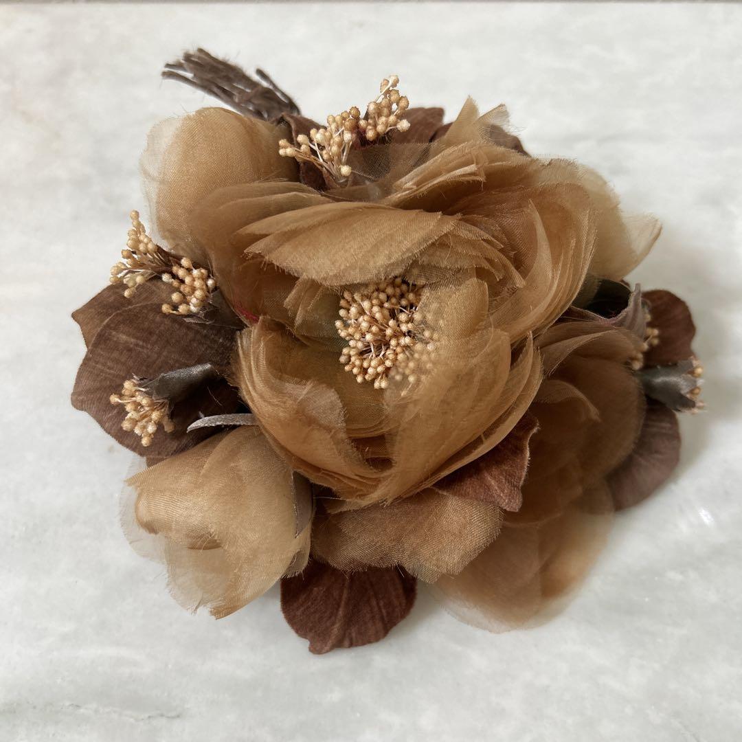 シルクオーガンジーで咲くアンティークなブラウンの薔薇花飾り　染め花ハンドメイド