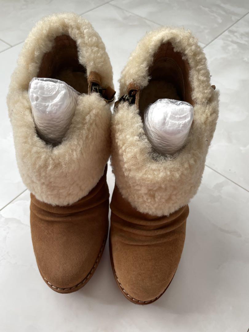 UGG ブラウンファー付き高ヒールブーツ