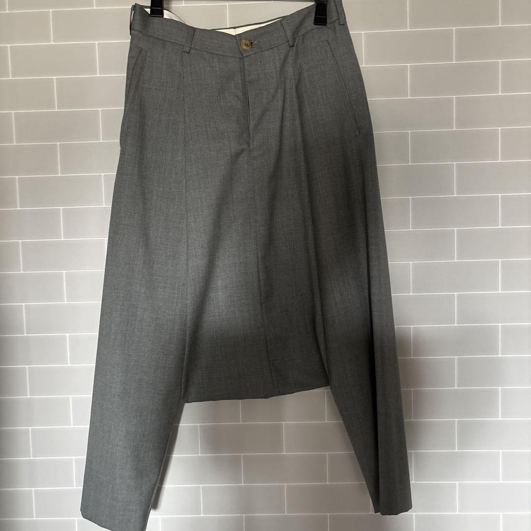 グレー サルエルパンツ プリーツ入りパンツ