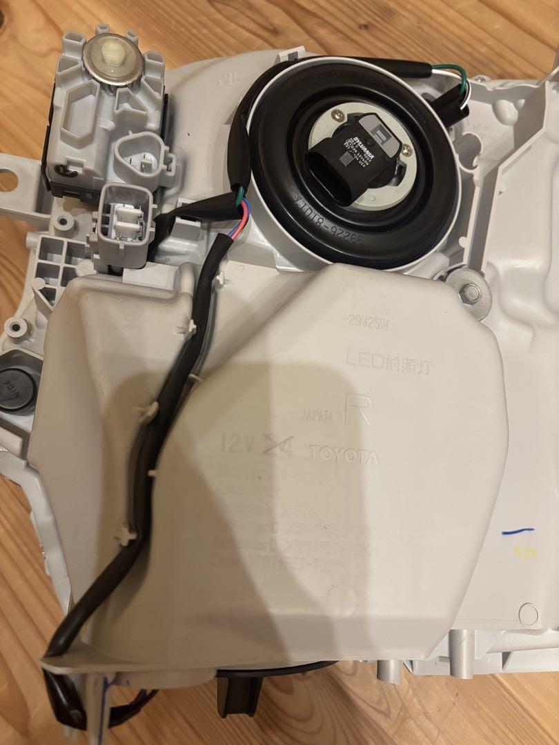 【On_ink 15様】ハイエース 200系 8型スーパーGL 新車外しライト