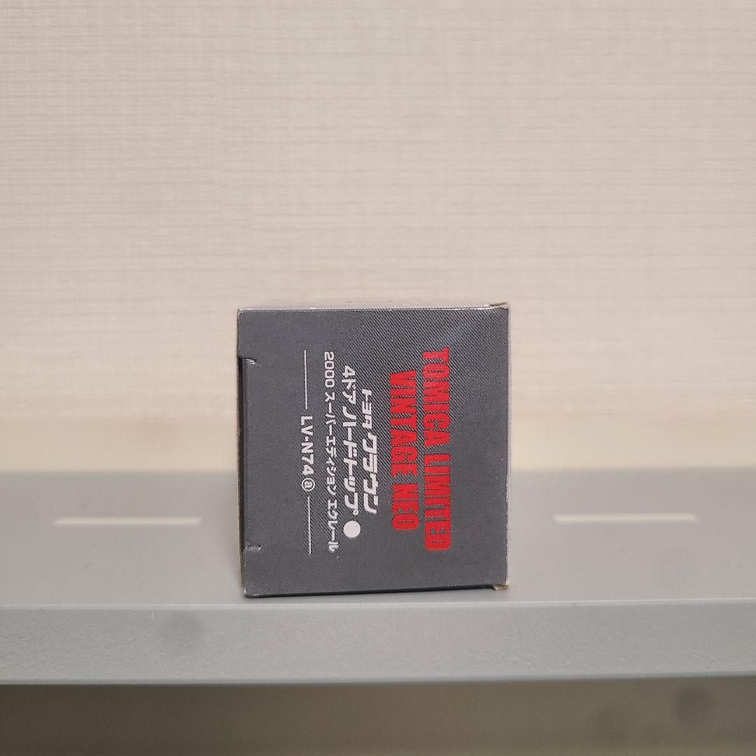 トミカリミテッドヴィンテージネオ　クラウン　4ドアハードトップ