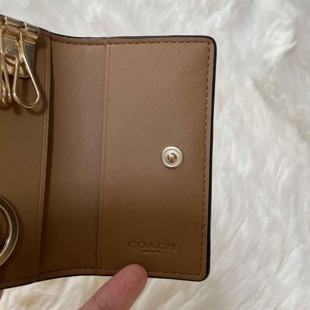● coach