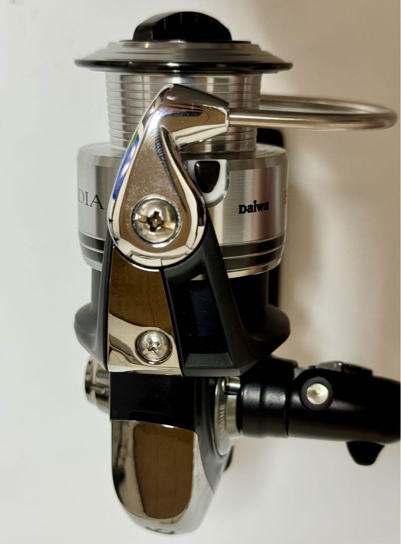 新品 値下げ】Daiwa BRADIA スピニングリール(付属品有り) 2000 リール