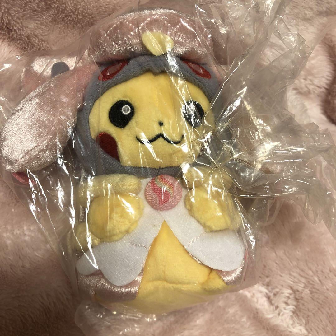 ポケモンセンター　メガディアンシー　ポンチョを着たピカチュウ ぬいぐるみ Amazon.co.jp: ポケモンセンターオリジナル ぬいぐるみ メガ