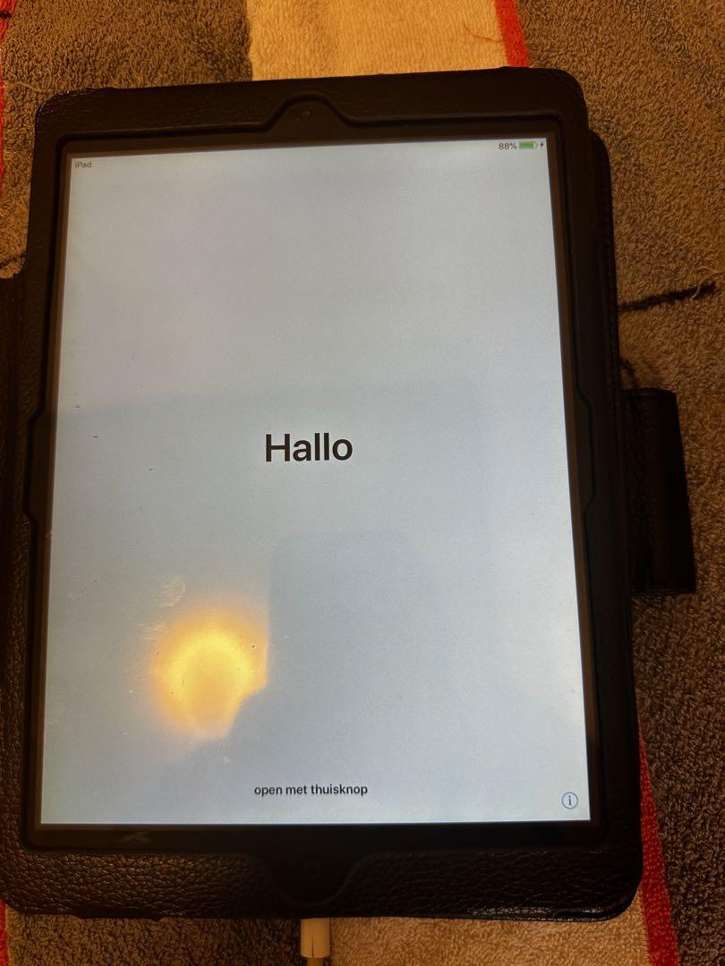 極美品　iPad Air 16GB グレー　革のカバー付き　A1474 極美品 iPad Air 16GB グレー 革のカバー付き A1474