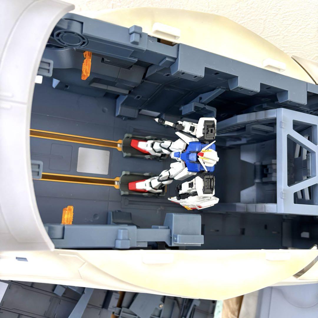 ガンプラ　HG アークエンジェル カタパルトデッキ　完成品＋ストライク他おまけ ガンプラ HG アークエンジェル カタパルトデッキ 完成品＋