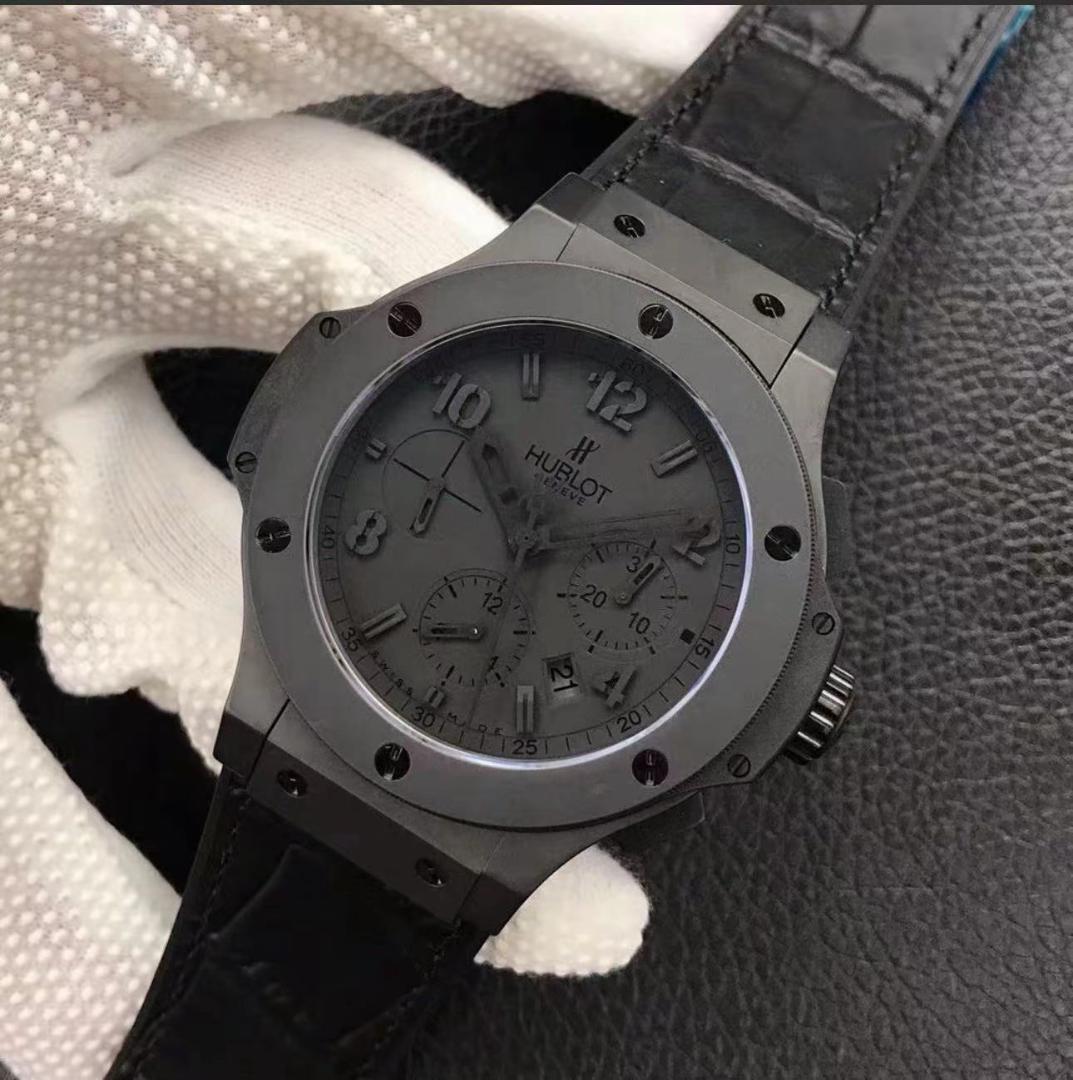 ウブロHUBLOT 美品の44mm時計です