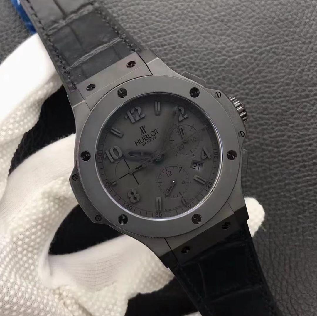 ウブロHUBLOT 美品の44mm時計です