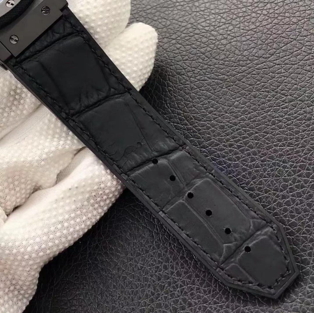 ウブロHUBLOT 美品の44mm時計です