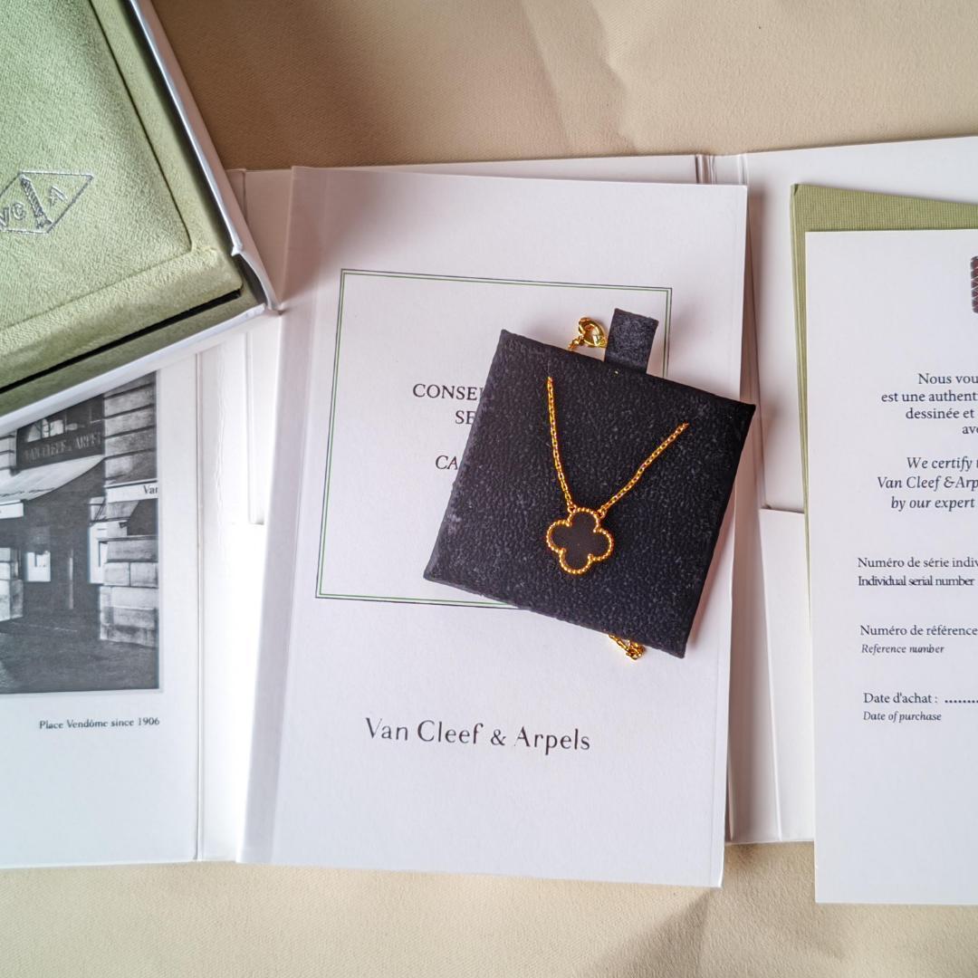 Van Cleef & Arpels 四つ葉のクローバーチャーム 5,916円