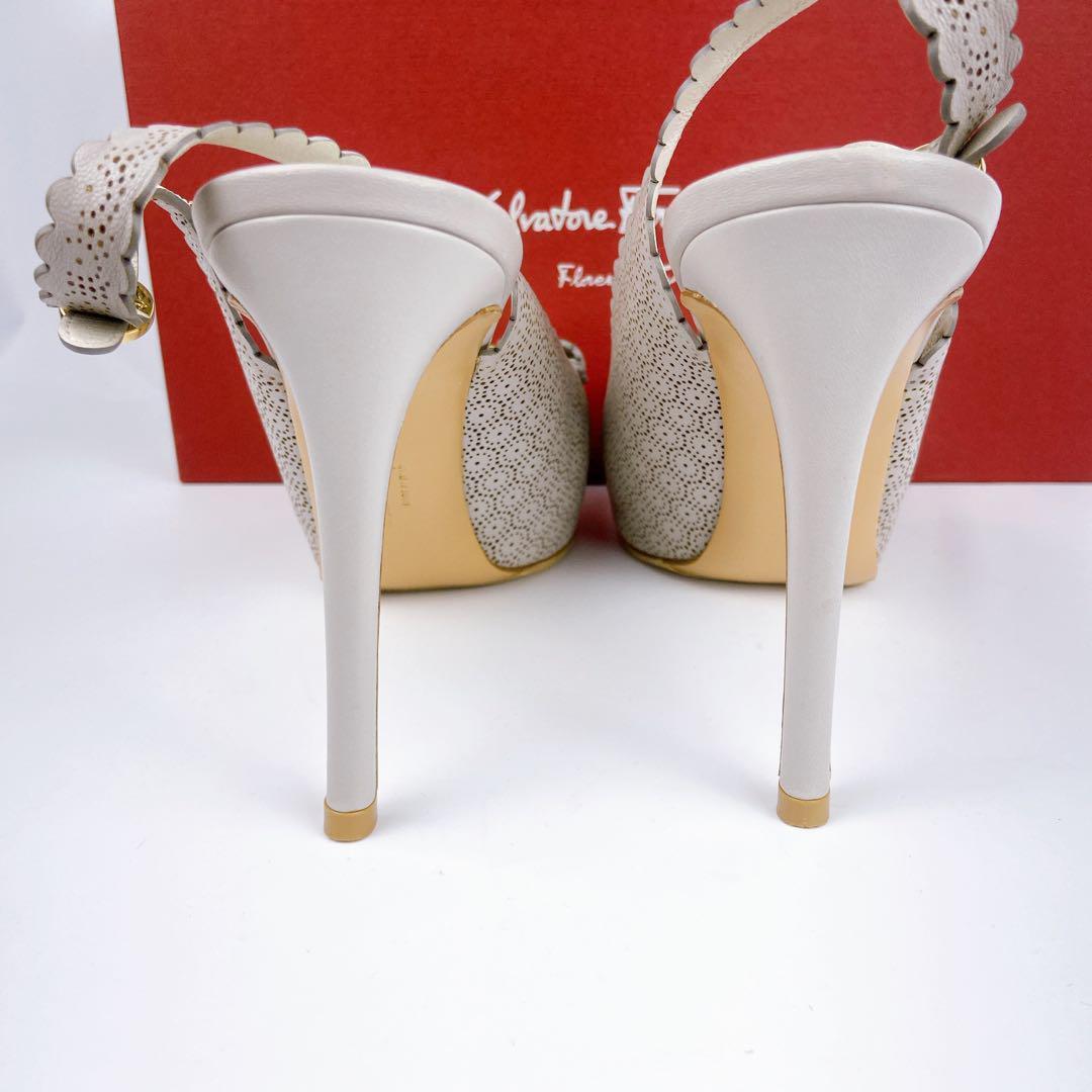 極美品 箱付Ferragamo カットワーク ピンヒール ヴァラ バックベルト