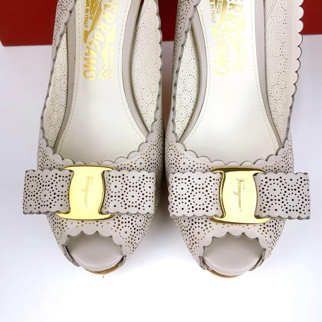 極美品 箱付Ferragamo カットワーク ピンヒール ヴァラ バックベルト