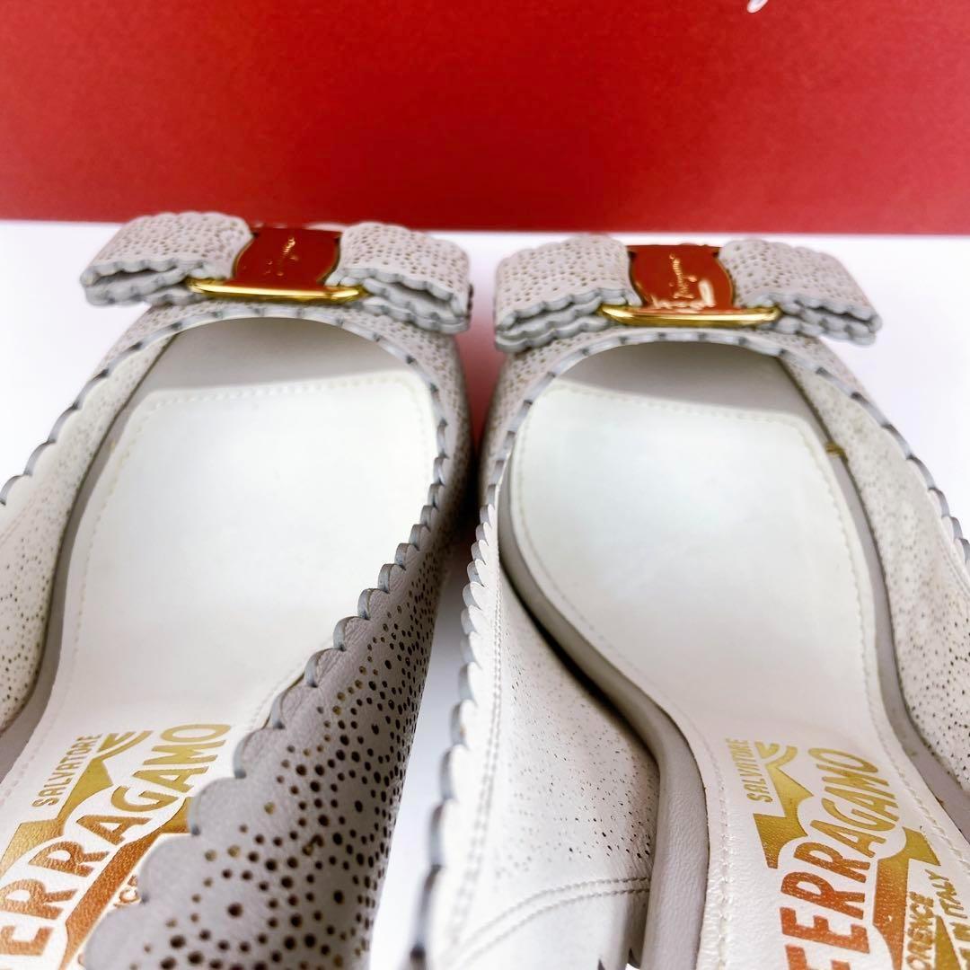 極美品 箱付Ferragamo カットワーク ピンヒール ヴァラ バックベルト