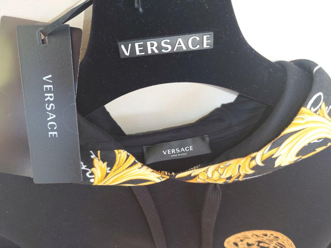 未使用VERSACE ヴェルサーチェ パーカー　ブラック