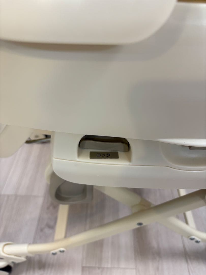 バウンサー・ゆりかご クリーム色とグレー