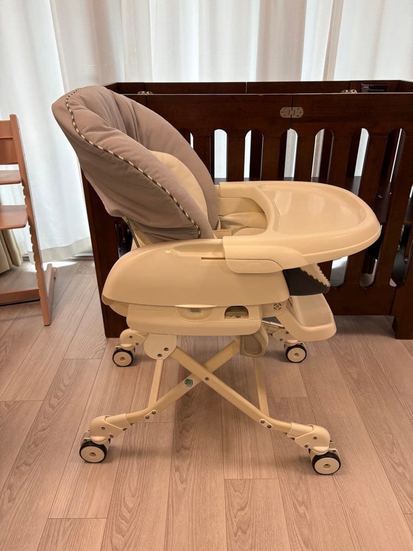 バウンサー・ゆりかご クリーム色とグレー