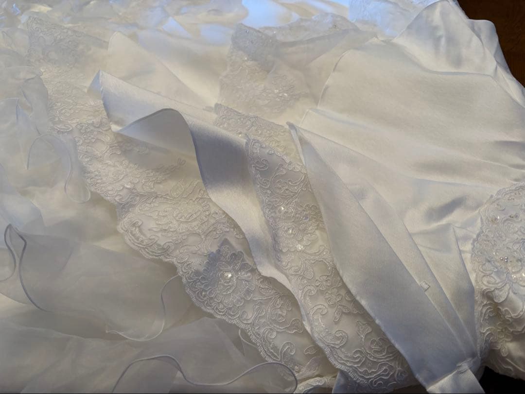 フリルレースのウェディングドレス