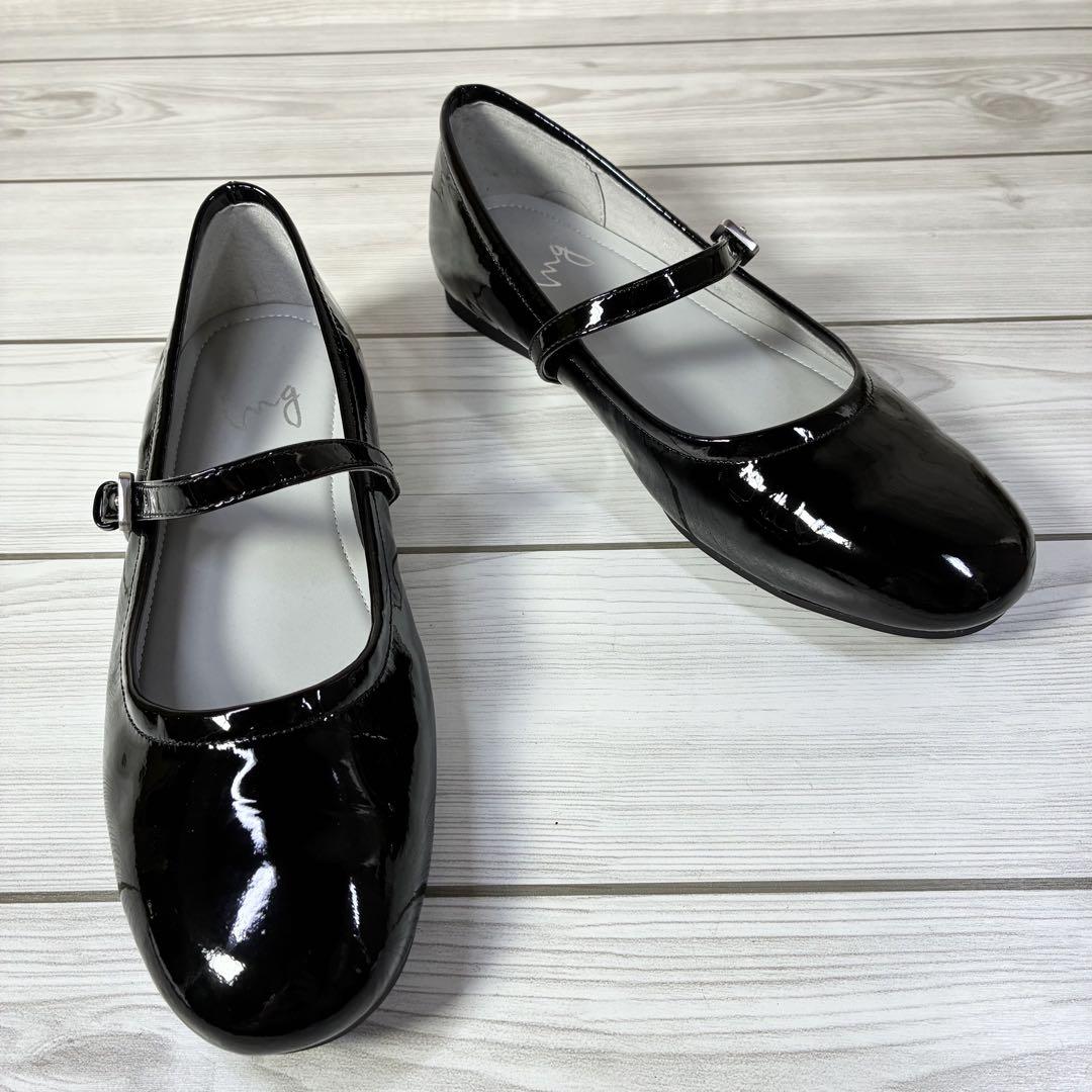 1261【極美品】ing フラットパンプス ストラップ エナメル 黒 24 EE