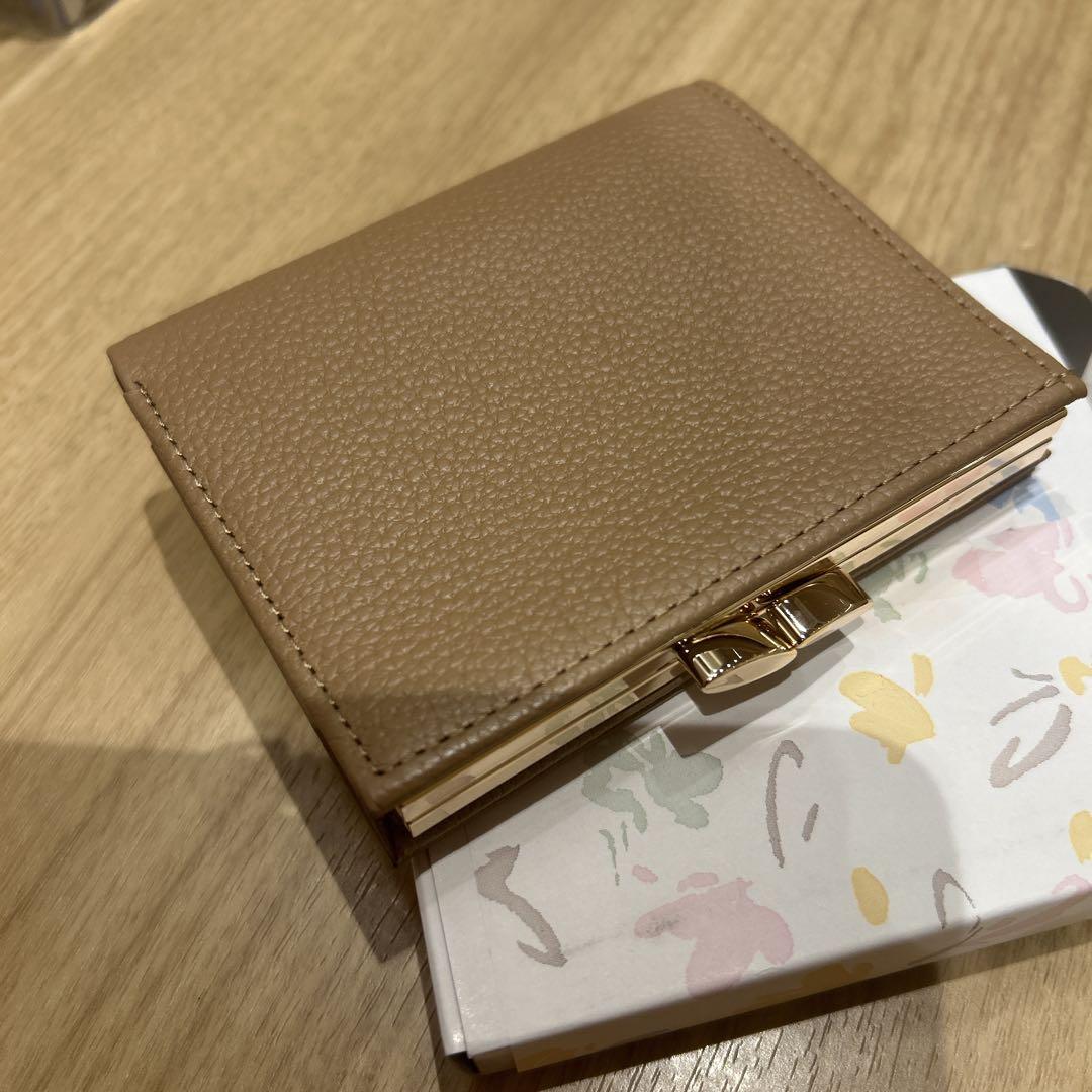 全国送料無料・イイ店 新品 財布 皇居 菊の御紋 金具 二つ折り財布 レザー ブラウン 小物