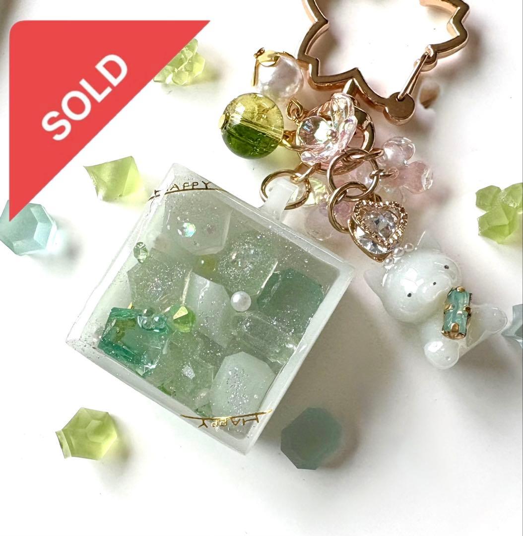 木漏れ日に輝く森の宝石 琥珀糖シェイカーキーホルダー　レジンキーホルダー