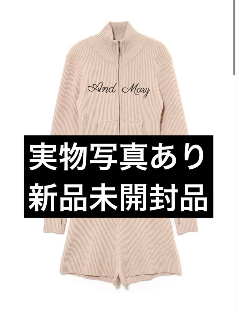 Letter mary logo set up andmary beige