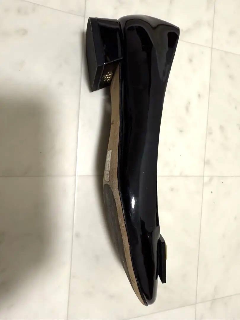 トリバーチ　 ブラック　パンプス　エナメル　ロゴ　ローヒール　ゴールドロゴ