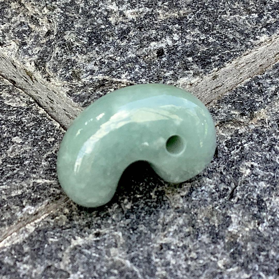 ✳️職人さん一押し‼️ 極上品　小滝産*青緑色‼️糸魚川翡翠勾玉*ジェダイト　鑑定付‼️