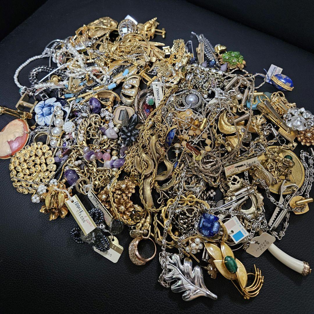 【実家整理品】イミテーションアクセサリー約1400gネックレス、ブローチ、指輪 【実家整理品】イミテーションアクセサリー約1400gネックレス、ブローチ、指輪