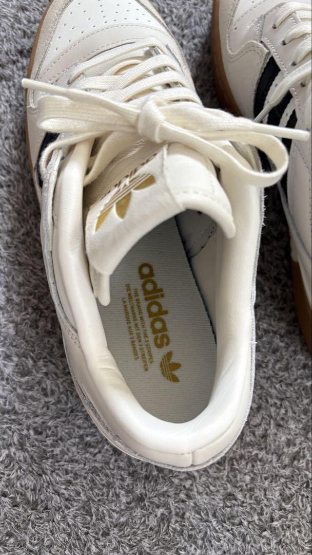 adidas「フォーラム ロー（Forum Low）」ホワイト、ブラック