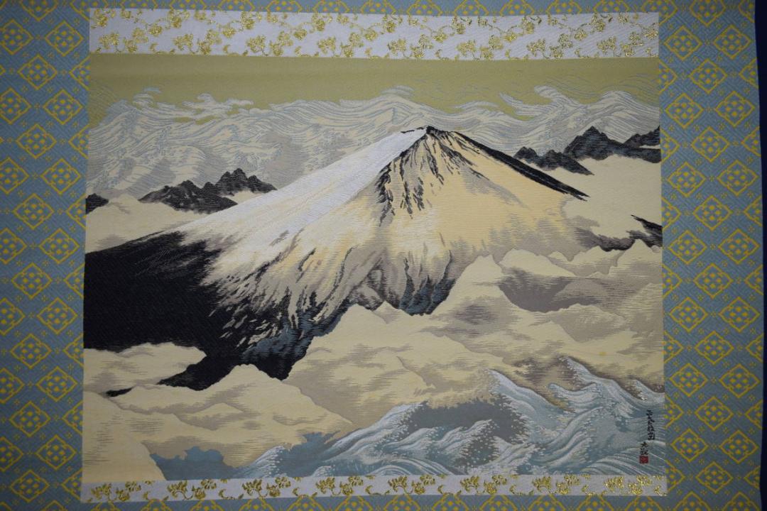複製/横山大観/正気放光/刺繍画/桐共箱付/布袋屋掛軸HJ-379 複製/横山大観/正気放光/刺繍画/桐共箱付/布袋屋掛軸HJ-379