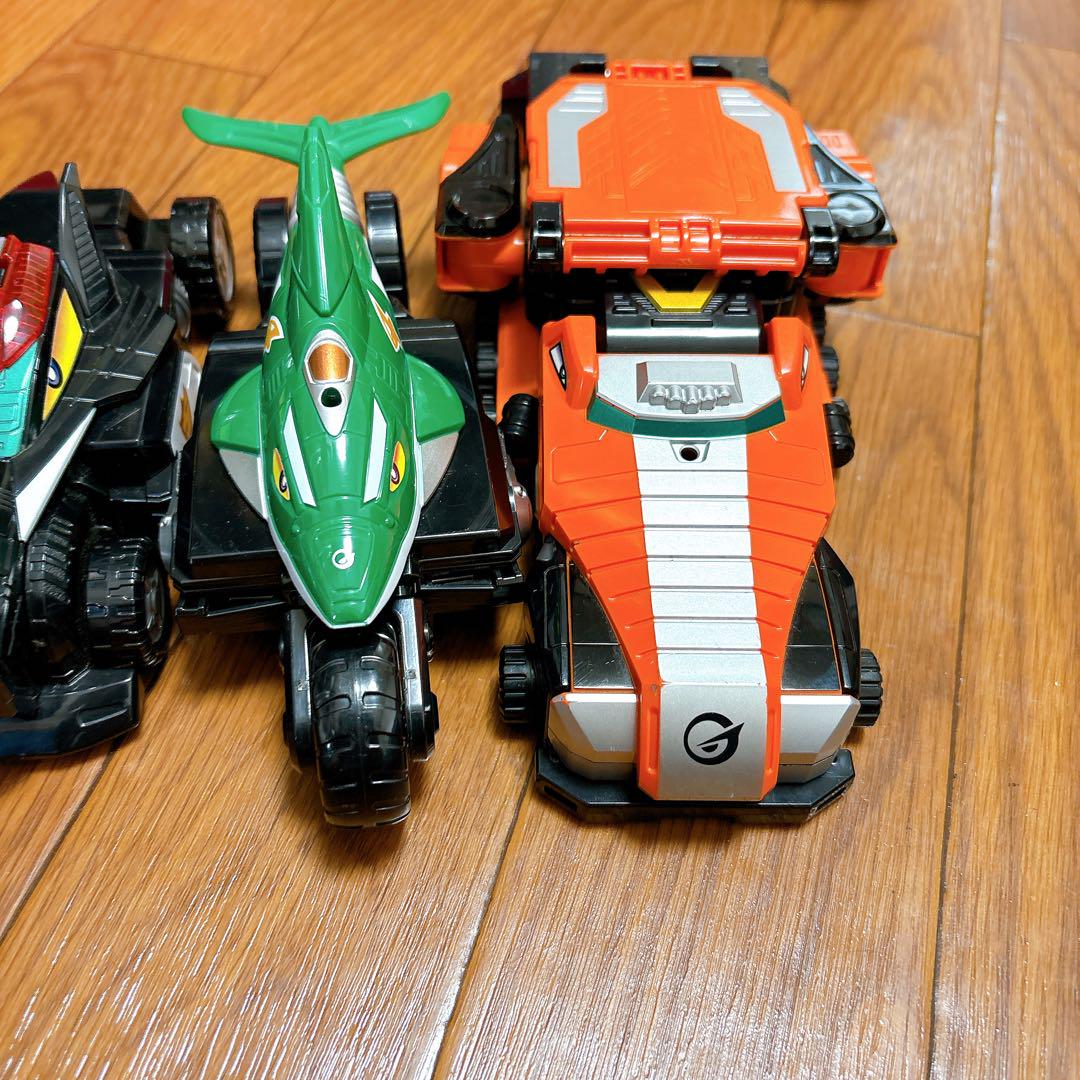 。炎神戦隊ゴーオンジャー　アタッシュケースおもちゃ　車　子供用　ロボット
