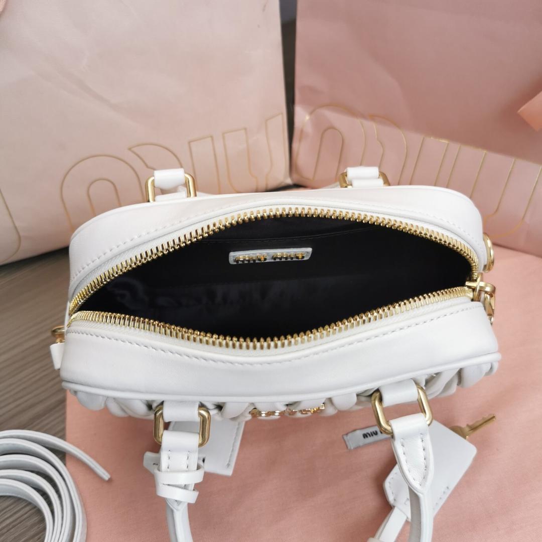miu miu ホワイト プリーツ ミニショルダーバッグ~~ - メルカリ