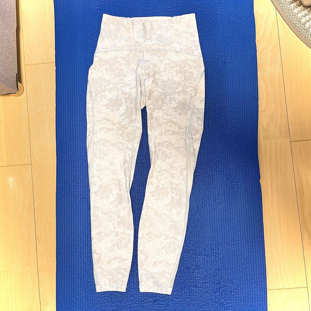 【lululemon（ルルレモン）】白花柄 ハイウエスト ヨガパンツ